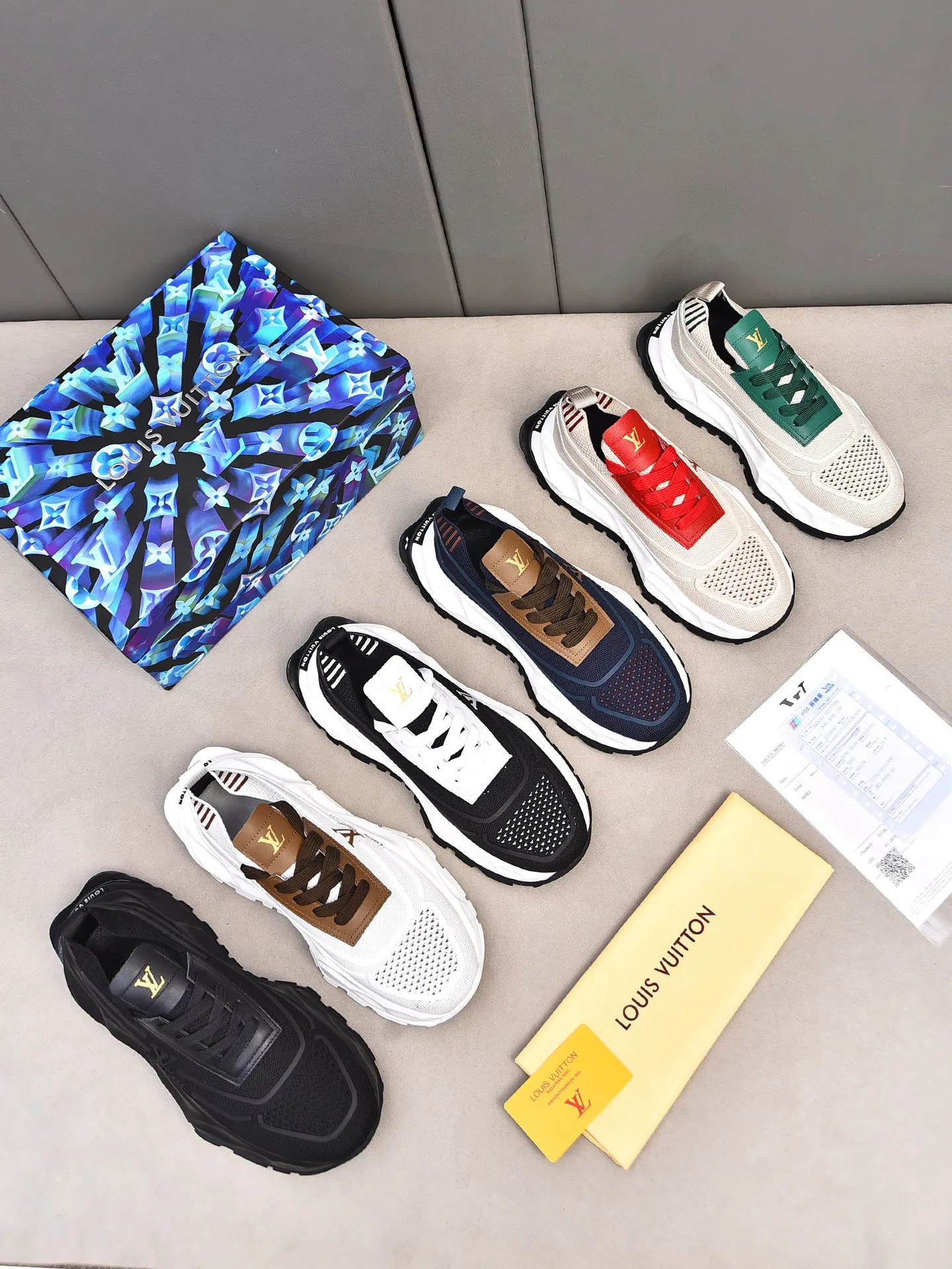 Men's shoes 💰500 LV high-end hot model 👍 Counter 1 design. The face is made of high-elastic fly knit + cowhide + imported glue! TPU outsole is easy to put on, light, comfortable and elastic, trendy and fashionable! ! ! 💪Multiple colors to choose from! Code number: 38-44 (45 46 customized)